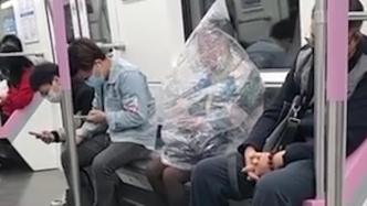 女子上半身套塑料袋车厢内吃香蕉，武汉地铁客服：不允许