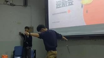 男生在社团迎新会上表演双节棍：崇拜李小龙，自学练了7年