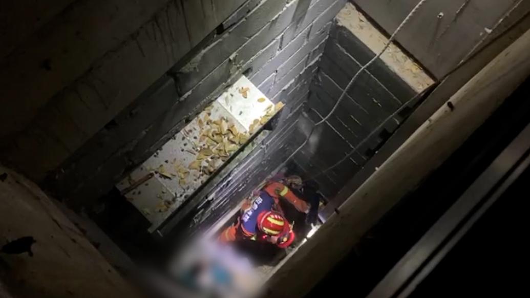 男孩在小區(qū)玩耍時墜入十米通風(fēng)井，消防下井救出