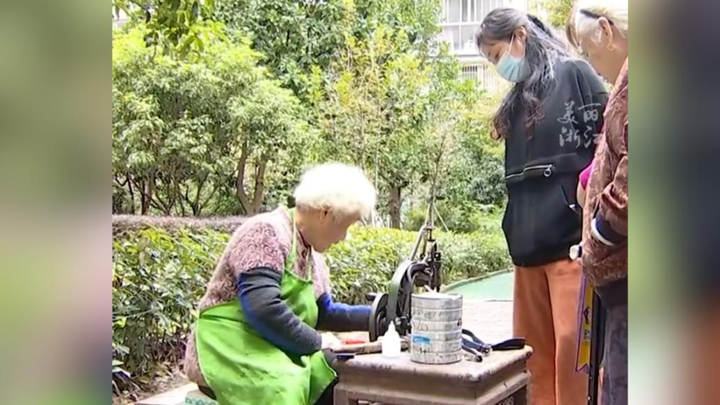 82歲老奶奶擺攤低價修鞋34年：沒想賺錢，為了大伙方便