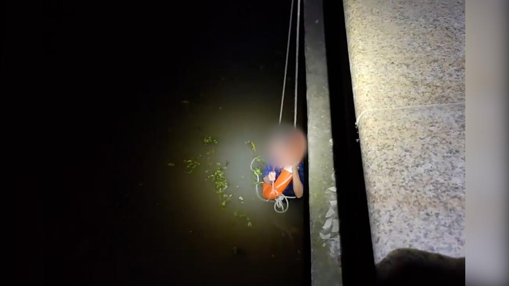 男子跳河轻生后悔，消防员雨夜营救