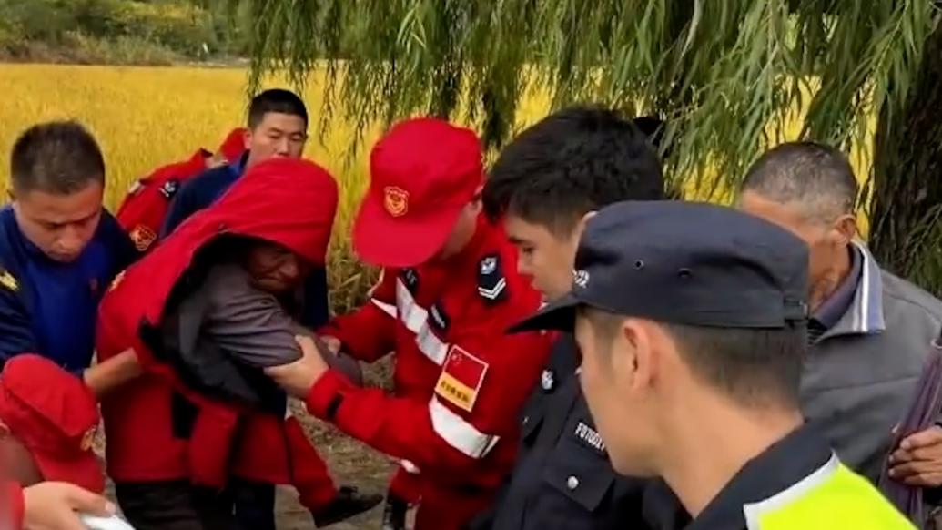 走失老人深陷蘆葦蕩，民輔警與救援隊(duì)接力救出