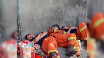 消防员连续作业后倒头就睡，网友：不过是一群人穿了一身铠甲