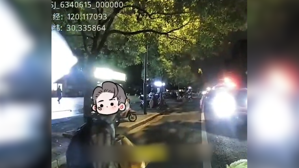 少年公交車坐過站不認路,交警暖心伸援手