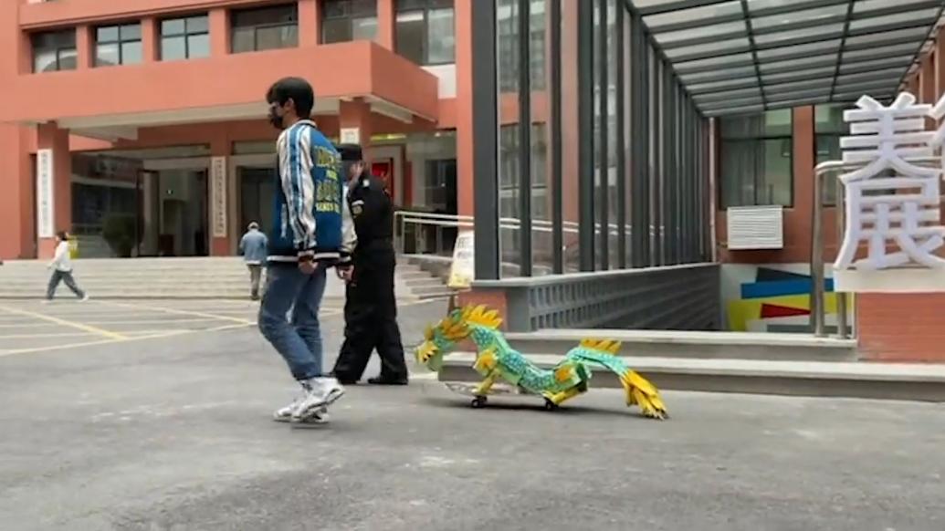 高校男生做紙龍校園“遛龍”：操場上大家都在圍觀拍照