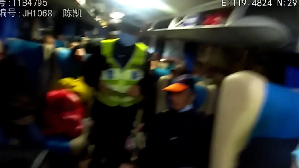 暖心幀丨50余人的老年旅行團滯留高速，交警暖心救助