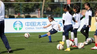 足球少女走进中国女足球员训练生活，欢笑声就没有停过