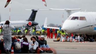 环保人士冲进荷兰机场跑道阻止飞机起飞，上百名抗议者被捕