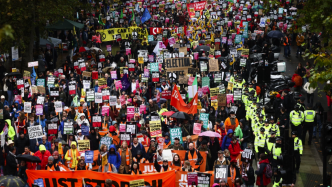 “英国崩溃”千人抗议集会：诉求改善薪资、提前大选