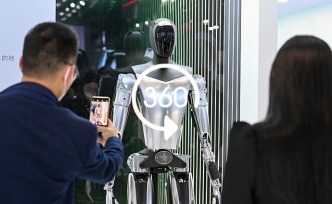 VR进博会|特斯拉人形机器人在进博会上引围观