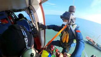 黄海海面一渔民作业时手臂折断，盐城派出直升机接回救治