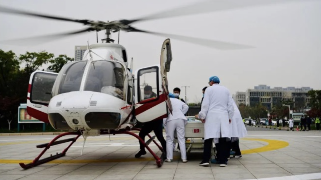 68岁女子车祸致多发伤、重型颅脑损伤，医院启用直升机转运