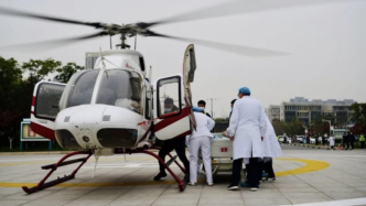 68岁女子车祸致多发伤、重型颅脑损伤，医院启用直升机转运
