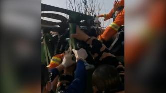 女子腿卡垃圾车传送带，消防员迅速营救