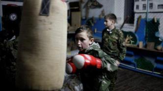 俄罗斯将从明年起在中学增加军事训练课，包括射击训练等