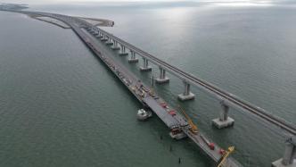 俄方称克里米亚大桥受损公路桥首个桥跨安装完成