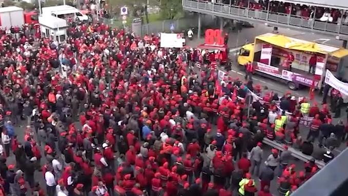 德国数百名奥迪工人举行“警告罢工”