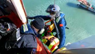 渔民海上作业折断手臂，海事启用直升机转运伤者送医