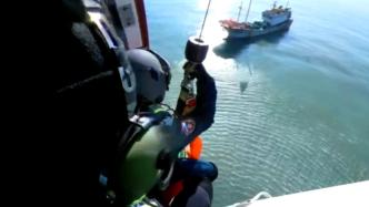 渔民海上作业折断手臂，海事启用直升机转运伤者送