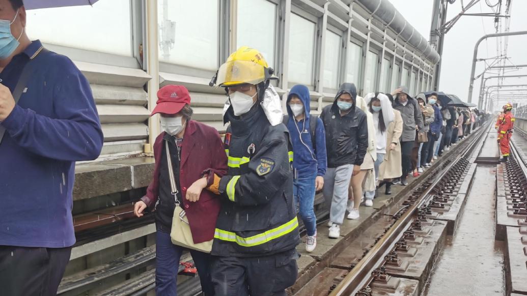 上海地铁11号线迫停列车乘客：大家都比较冷静疏散平稳有序