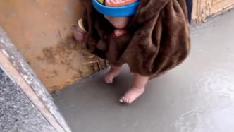 姥姥将外孙的脚印印在门口水泥路面：想让娃长大后常回家看看