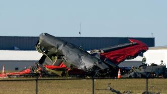 恐怖瞬间曝光！美得州航展上两架二战飞机相撞坠毁