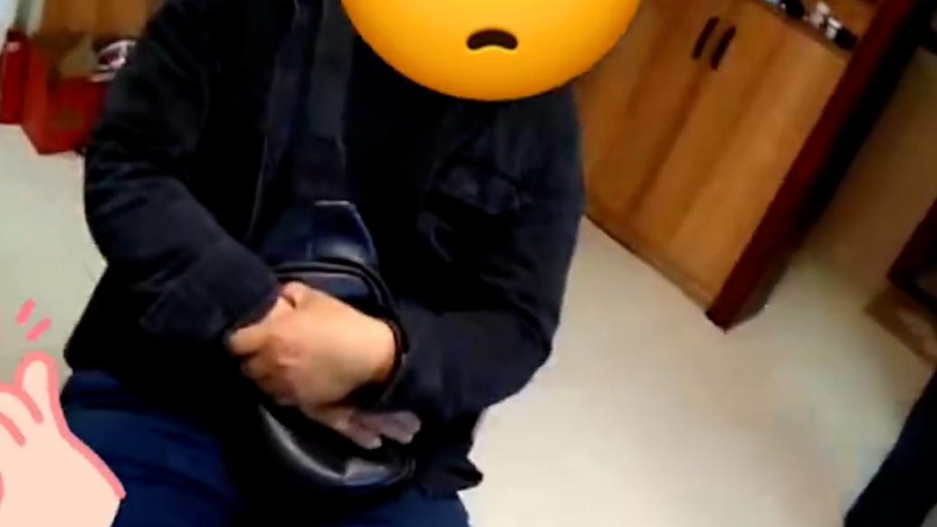 丈夫炒菜炒咸與妻子發生爭吵，報警求助