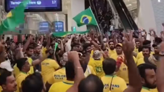 世界杯已进入倒计时，巴西阿根廷球迷抵达卡塔尔，在车站相遇