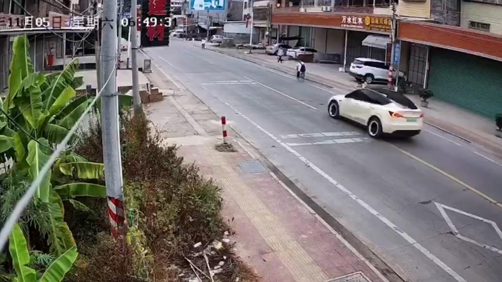 特斯拉回應(yīng)“潮州2死3傷事故”:涉事車(chē)全程沒(méi)有踩剎車(chē)動(dòng)作