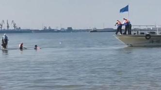 游客涨潮时被困江滩，民警调集冲锋舟救援