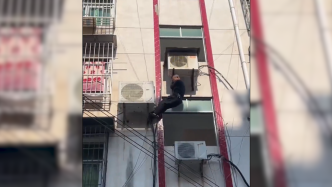 男童被卡4楼窗外，71岁老人徒手爬楼施救