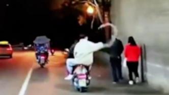 西安警方通报“男子用不明液体泼路人”：系饮料，两人被拘
