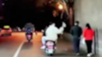 西安警方通报“男子用不明液体泼路人”：拘留两人