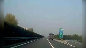 轎車錯過高速出口急剎車遭碰撞，負全責
