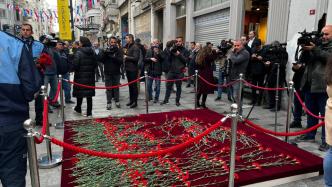 土耳其著名商业街遭恐袭已致87人死伤，民众献花悼念遇难者