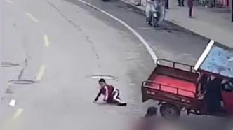 7岁男童猛跑横穿马路，被三轮车卷入车底