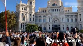 数十万西班牙民众举行示威，抗议马德里卫生政策