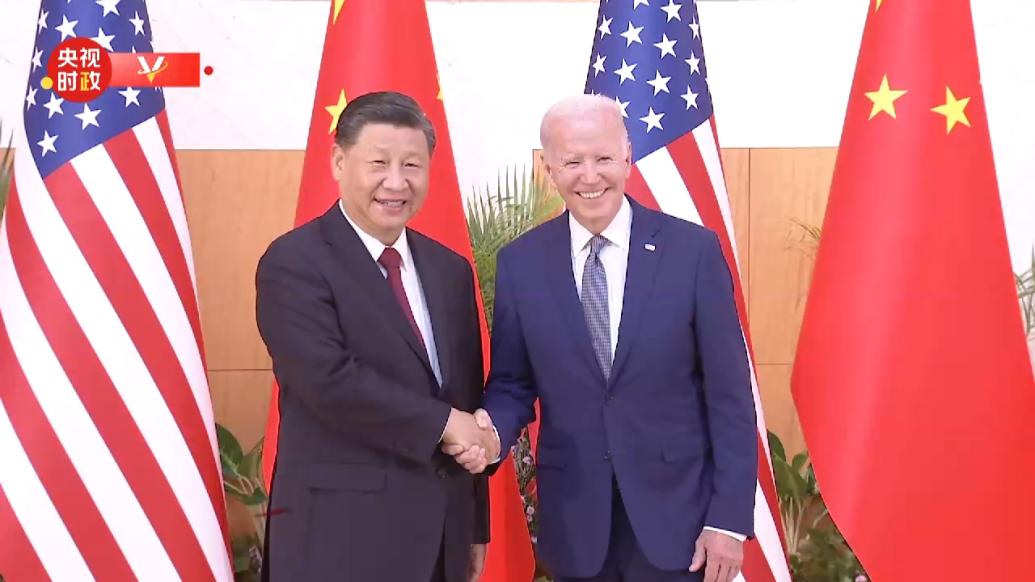 中美元首会晤，两国元首握手合影