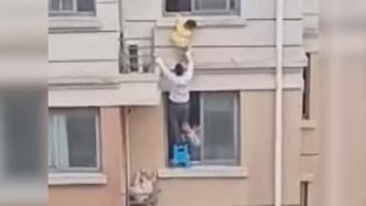 上海一4岁女童被困6楼窗外，小伙爬出5楼惊险救援