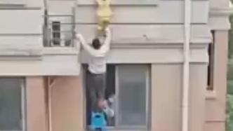 上海一4岁女童被困6楼窗外，邻居小伙爬出5楼施救