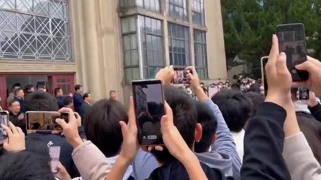 武大学子齐唱《再见》，送别离任校长窦贤康