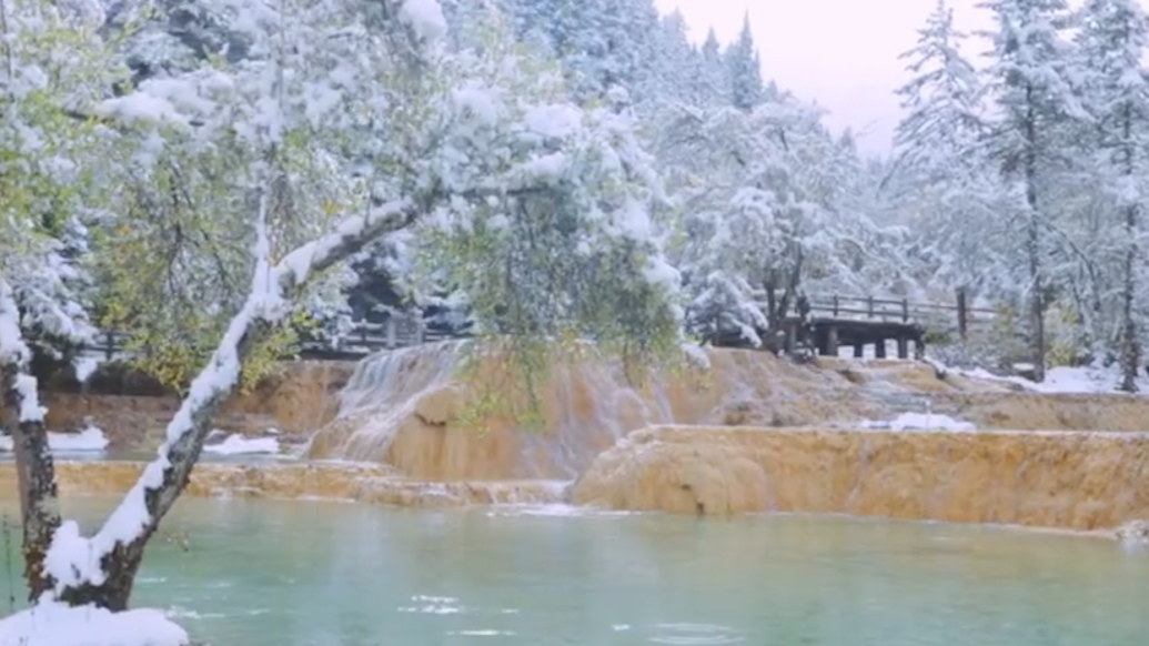 彩林飞雪瑶池浮冰，四川黄龙雪后美成“童话世界”