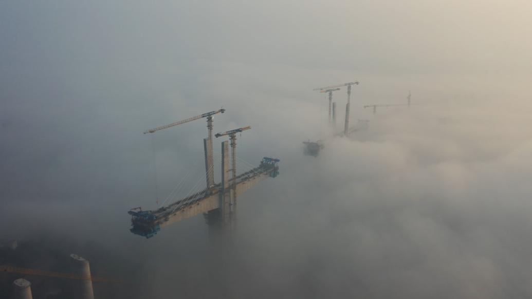 “云端”施工！百米高空建设者鏖战大桥建设