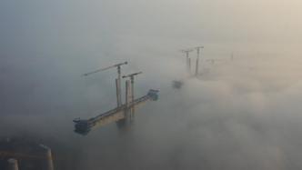 “云端”施工！百米高空建设者鏖战大桥建设