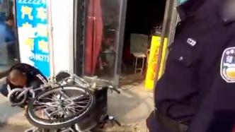 电动轮椅突然损坏无法动弹，民警开警车送老人去修轮椅