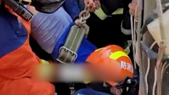 消防员倒立下十米深井救3岁男孩