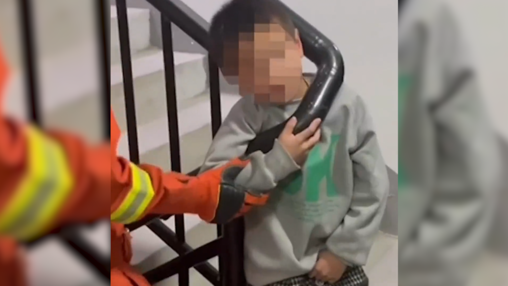 男孩卡頭,消防教娃吸肚子巧妙抱出