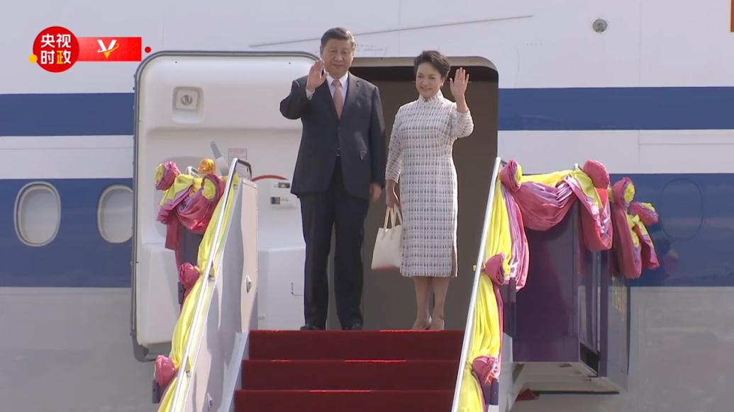 习近平夫妇抵达曼谷，泰国总理巴育夫妇在舷梯旁热情迎接