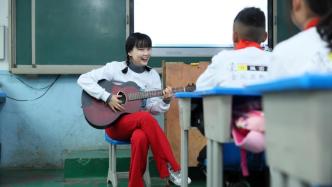 音乐支教行赴贵州马场小学，歌手黄龄教唱《孤勇者》