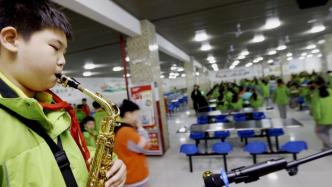 陕西一学校将食堂打造成“音乐餐厅”，学生可进行演奏